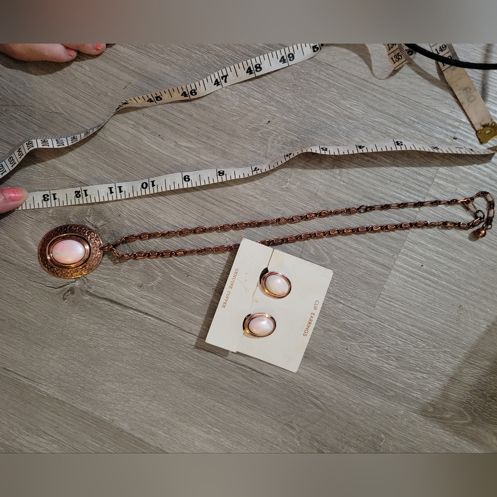 Vintage Copper W Faux White & Pink Pearl Clip On Earings & Necklace Set - Picture 6 of 15